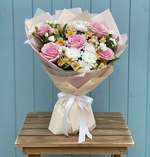 Букет цветов из:  Гвоздики, Орхидеи и Розы в Поронайске