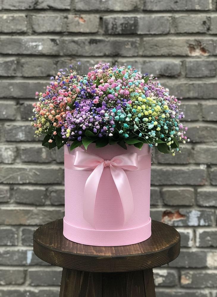 Цветочная композиция из Гипсофила и Розы в шляпной коробке в Поронайске