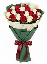 Букет Микс из красных и белых роз в Поронайске