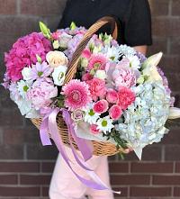 Композиция солнечный день в Поронайске Цветочная композиция из Розы, Хризантемы, Пионы и Лизиантусы в корзине в Поронайске