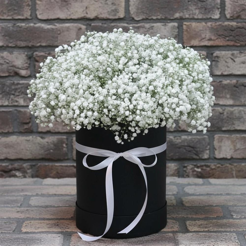 Цветочная композиция из Гипсофила в шляпной коробке в Поронайске