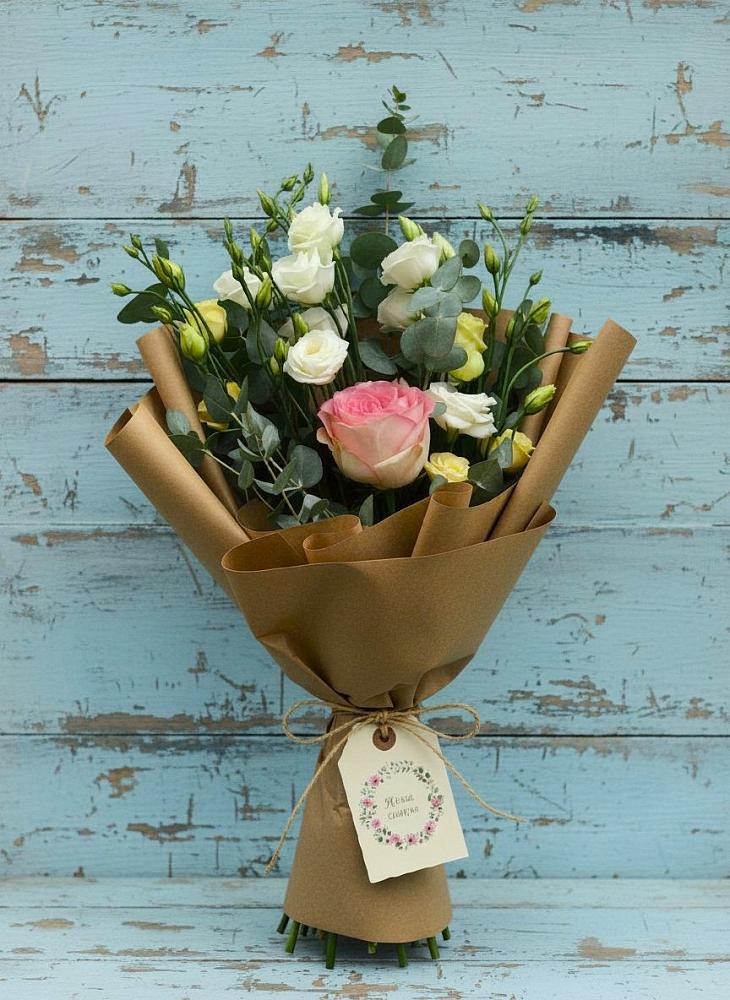 Букет цветов из: Розы и Лизиантусы в Поронайске