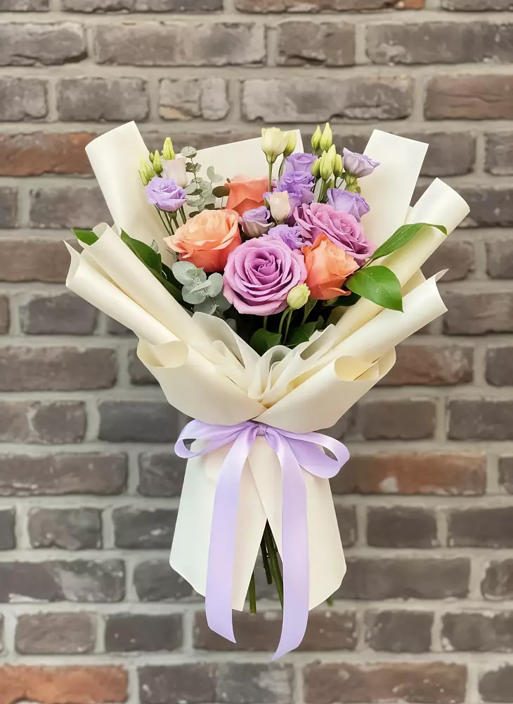 Букет цветов из: Лизиантусы и Розы в Поронайске