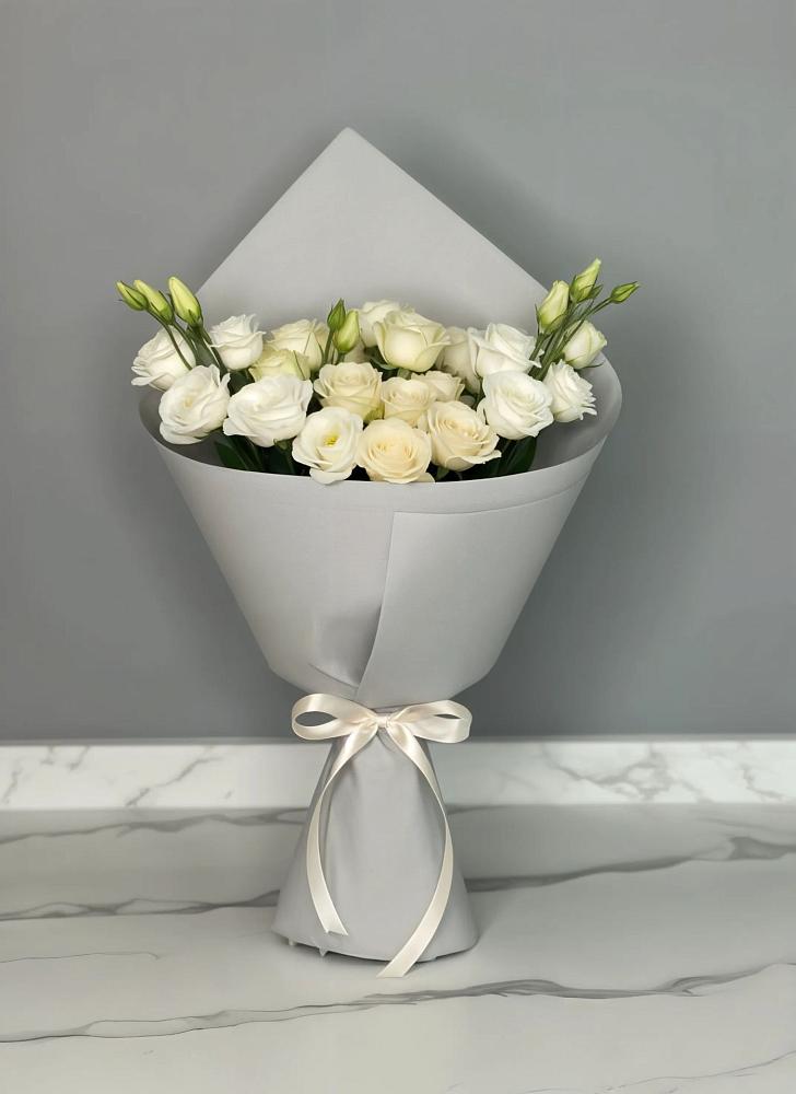 Букет цветов из: Розы и Лизиантусы в Поронайске