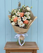Букет цветов из:  Альстромерии, Лизиантусы, Розы и Хризантемы в Поронайске