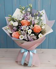 Букет цветов из:  Лизиантусы, Розы, Альстромерии и Гипсофила в Поронайске