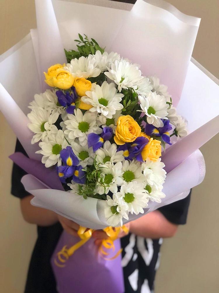 Букет цветов из: Ирисы, Хризантемы и Розы в Поронайске