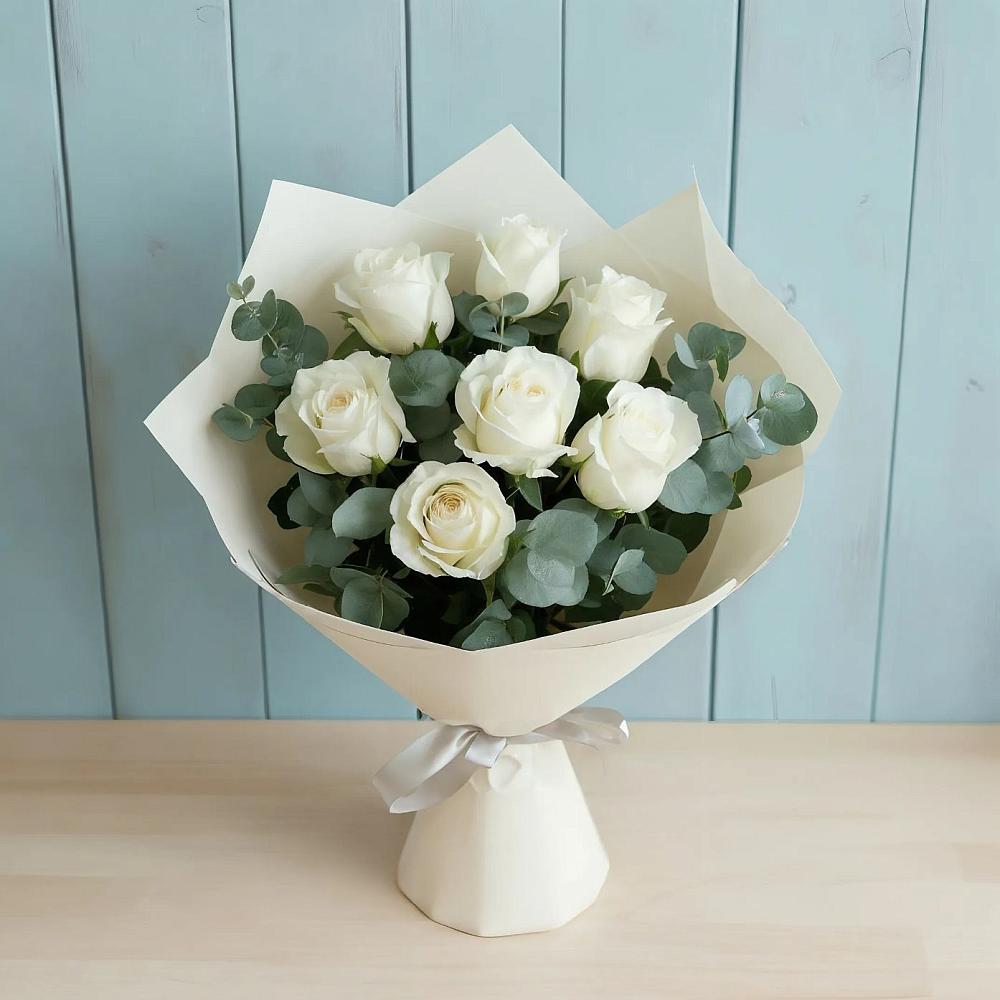 Букет Белые розы в Эвкалипте в Поронайске