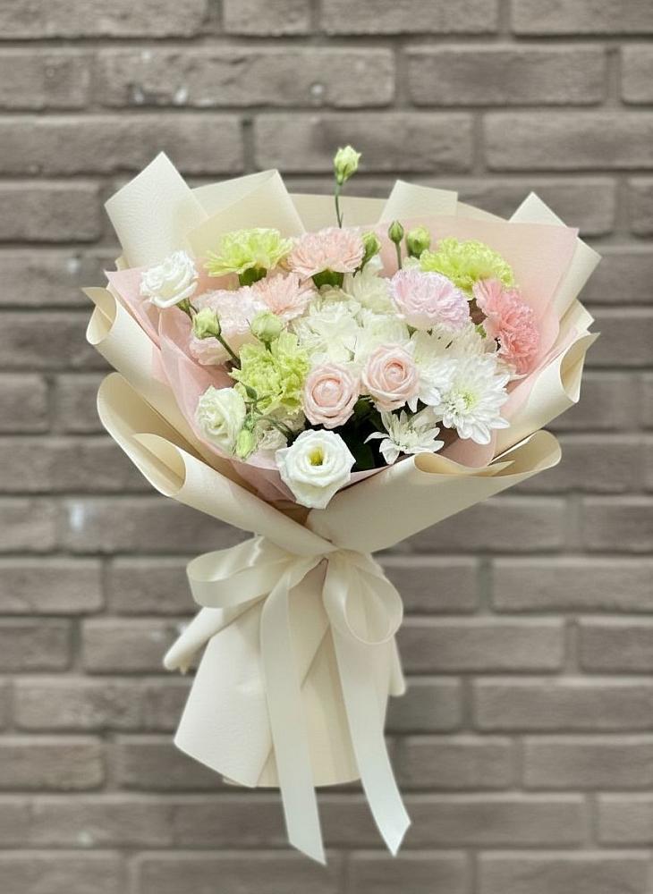 Букет цветов из: Гвоздики, Розы, Лизиантусы и Хризантемы в Поронайске