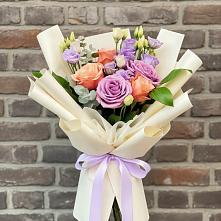 Букет цветов из:  Лизиантусы и Розы в Поронайске