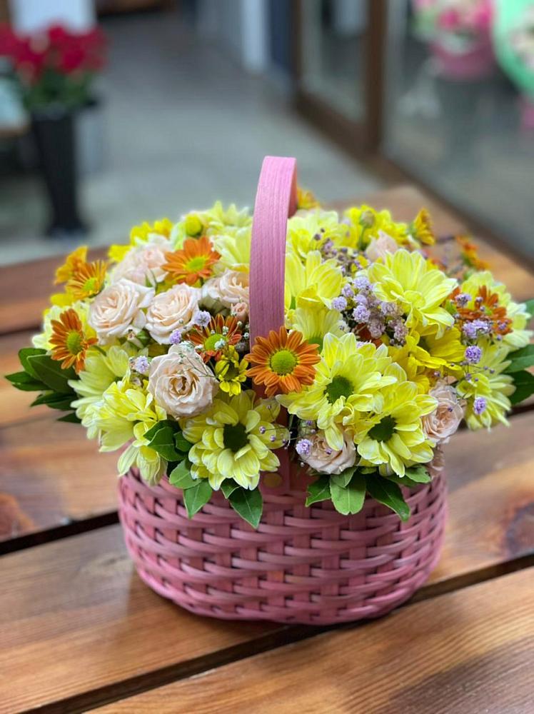 Цветочная композиция из Хризантемы и Розы в корзине в Поронайске