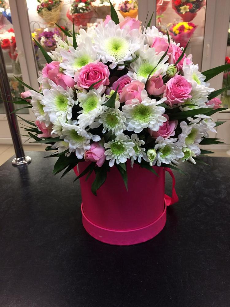 Цветочная композиция из Розы и Хризантемы в шляпной коробке в Поронайске