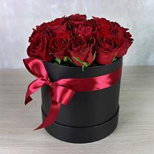 Цветочная композиция из Розы в шляпной коробке в Поронайске