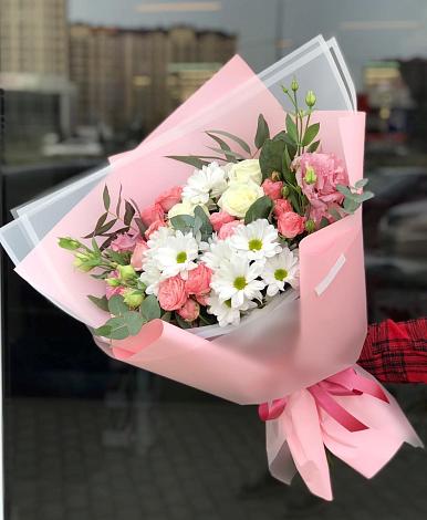 Букет цветов из: Розы, Лизиантусы и Хризантемы в Поронайске