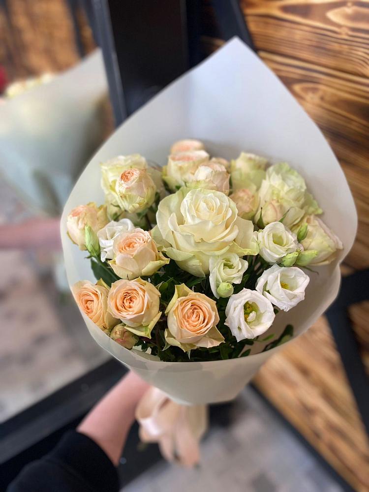 Букет цветов из: Розы и Лизиантусы в Поронайске